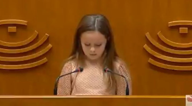 El poderoso discurso de una niña transexual en la Asamblea de Extremadura: «Sigan haciendo leyes para que nadie nos arrebate la felicidad»