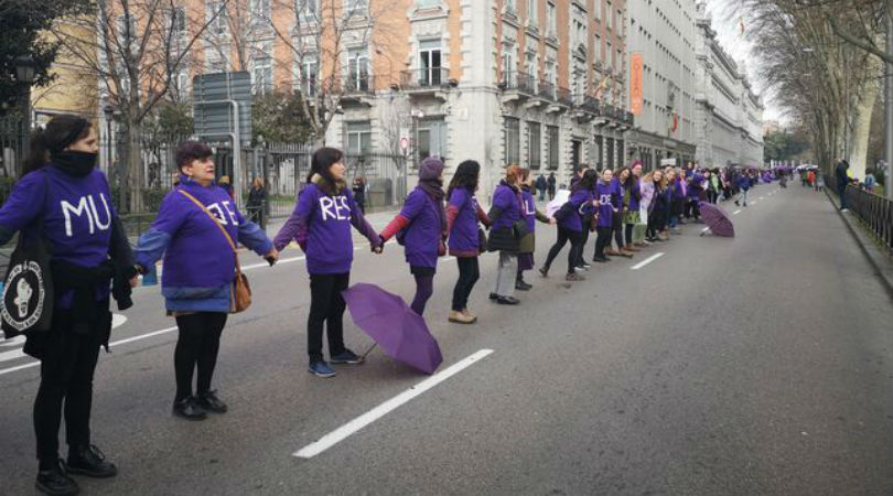 La cadena humana feminista en el Paseo del Prado de Madrid. ALEJANDRO NAVARRO