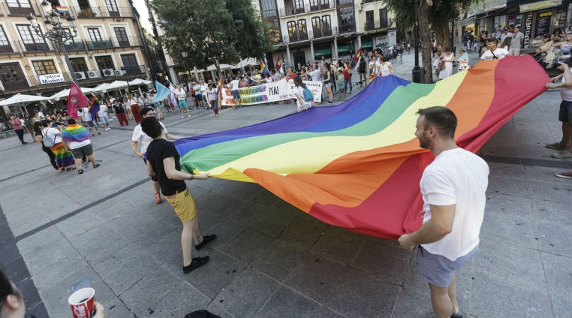Despliegue de la bandera LGTBI en un acto de estos colectivos celebrado en Toledo. - Foto: Víctor Ballesteros