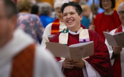 Canten una nueva canción al Señor: le sacerdote trans no binarie Rev. Kori Pacyniak