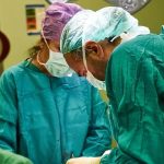 Médico es suspendido por extirpar la vagina a un hombre trans