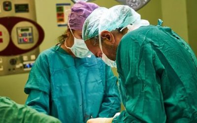 Médico es suspendido por extirpar la vagina a un hombre trans