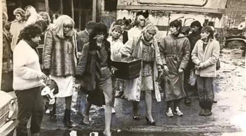 Compañeras travestis llevando el cajón con el cuerpo de Nancy de Martelli. Agosto de 1987. Foto: revista Esto