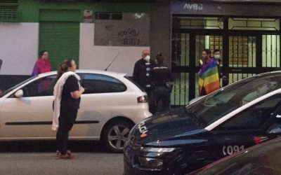 La vecindad de Arganzuela protege a un joven con una bandera LGTBIQ+ acosado por manifestantes de una cacerolada