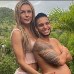La historia de la modelo colombiana trans que besa la panza de su marido embarazado de ocho meses