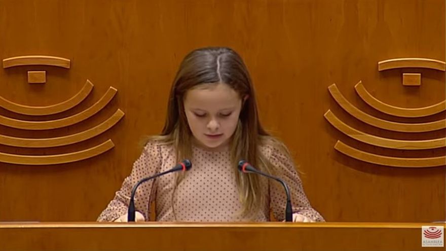 Elsa, la niña que acusó a Vox en la Asamblea de Extremadura de ser una amenaza para quienes son como ella.