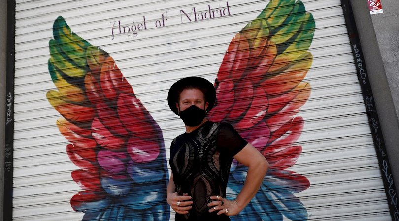El Orgullo Crítico vuelve a salir a las calles de Madrid con mascarillas y ‘pluma’ contra la transfobia y el capitalismo rosa