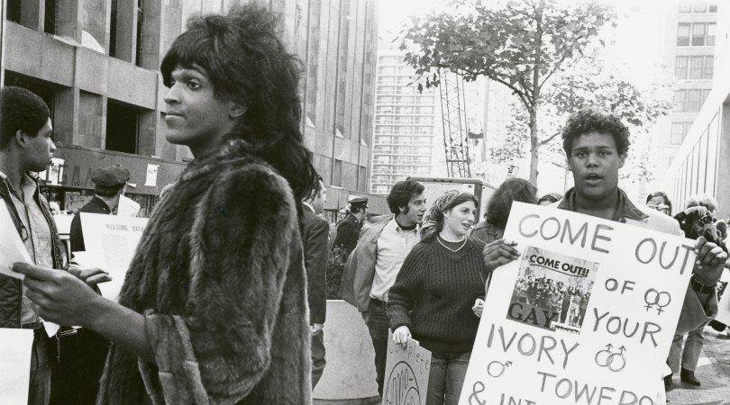 La activista Marsha P. Johnson repartiendo propaganda en una manifestación, en 1970, en la Universidad de Nueva York, en favor del alumnado LGTBIQA+