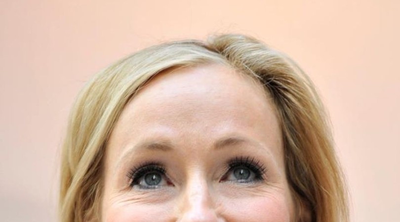 J. K. Rowling acusada de transfobia en Twitter por comentario sobre menstruación. EFE
