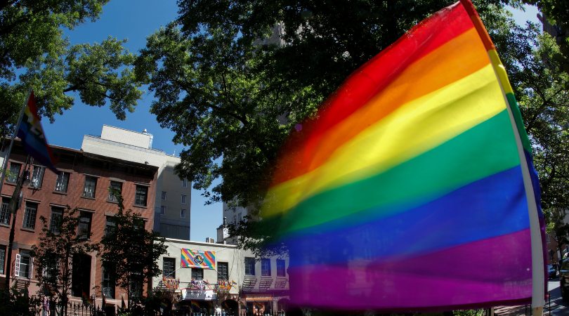 Una bandera arcoíris ondea frente a Stonewall Inn, en Nueva York. MIKE SEGAR / REUTERS