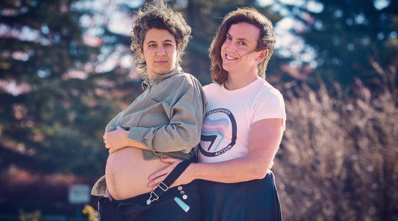 La historia de amor de Juani y Esther, una pareja trans que va a tener une bebé