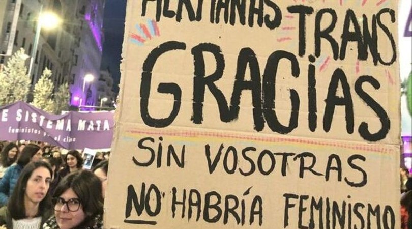 Una pancarta de apoyo a las mujeres trans en la manifestación del 8M de 2020 en Madrid