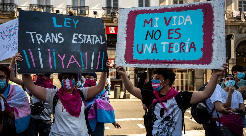 Varias personas trans con pancartas durante la semana del orgullo LGTBI en Madrid en julio de 2020. MARCOS DEL MAZO / LIGHTROCKET VIA GETTY IMAGES