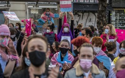 Cientos de personas se concentran frente al Ministerio de Igualdad para defender la Ley Trans: «¡Autodeterminación ya!»