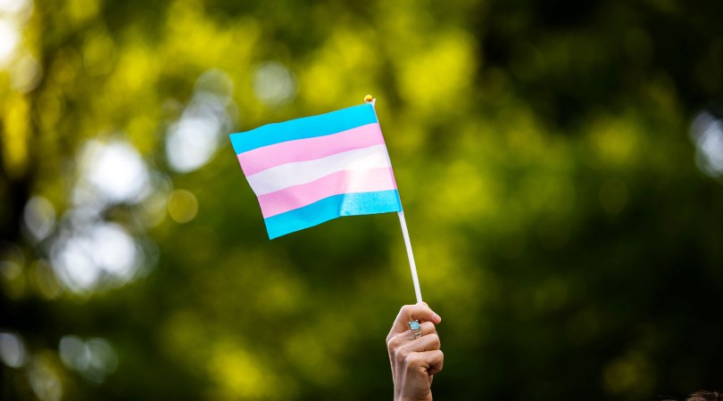Une activista sostiene una bandera 'trans'. REUTERS