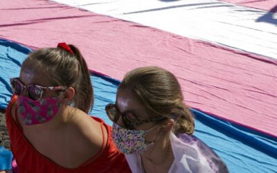 “Se me van a acabar y voy a volver a estar en la mierda”: el desabastecimiento de hormonas lastra la salud de las personas trans