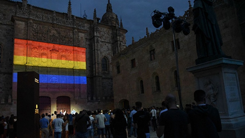 La Fachada Rica de la Universidad de Salamanca con una bandera LGTBIQA+ proyectada. USAL