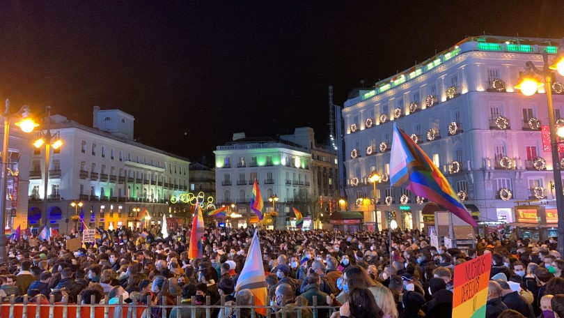 Cientos de personas salen a la calle para defender los derechos LGTBI