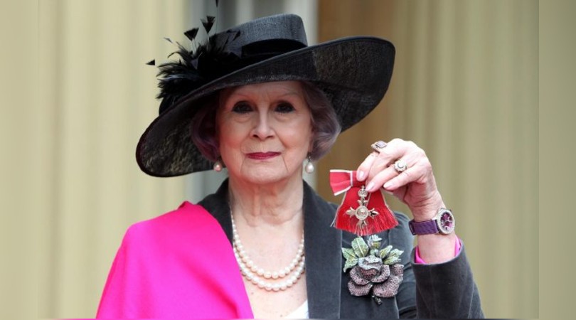 April Ashley con su medalla de MBE, Dic 2012. Fotografía: Sean Dempsey / Getty Images