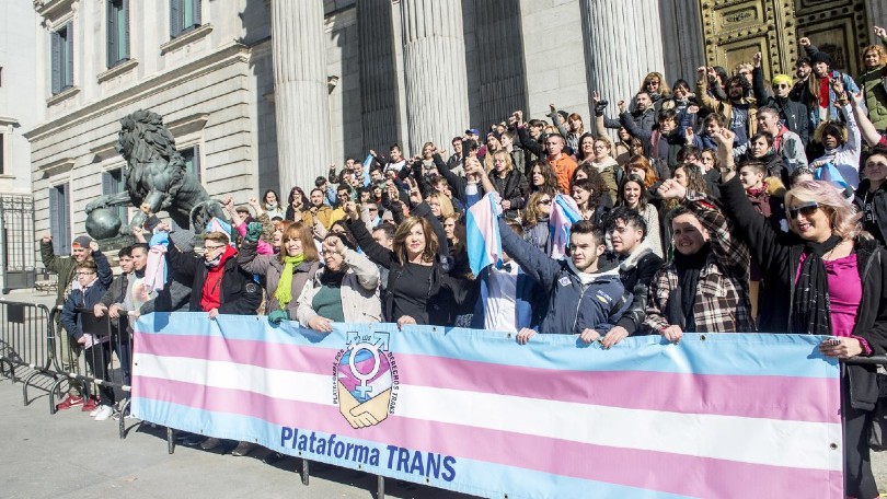 Representantes de la Plataforma Trans en la puerta del Congreso de los Diputados en 2018 para reclamar la aprobación de una ley para el colectivo | DANI GAGO