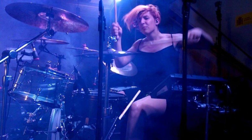 Así es Paris Lakryma, la mujer trans baterista que triunfa en el mundo del metal