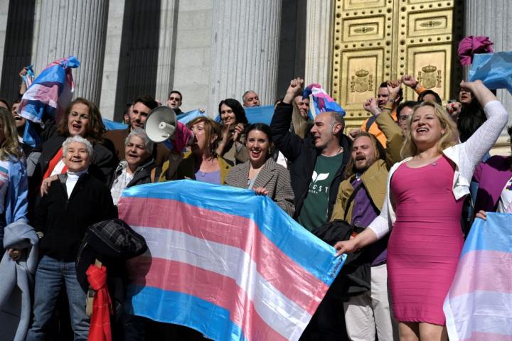 Activistas y miembros del colectivo transexual celebran la aprobación de la denominada Ley Trans. AFP VIA GETTY IMAGES