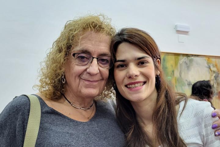 Raffaella Corrales, junto a Isa Serra. TWITTER @RAFFAELLAC11