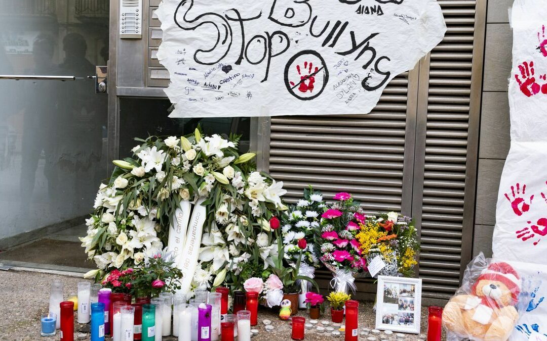 Velas, flores y pancartas en el domicilio del menor que se suicidó saltando por el balcón de su casa en Sallent (Barcelona). EFE