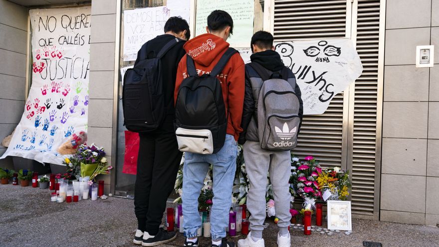 Velas, flores y pancartas en el domicilio del menor que se suicidó saltando por el balcón de su casa en Sallent (Barcelona). EFE