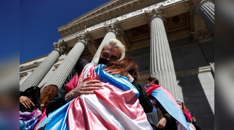 Las personas trans de Burgos celebran la aprobación de la nueva ley. Mariscal/EFE