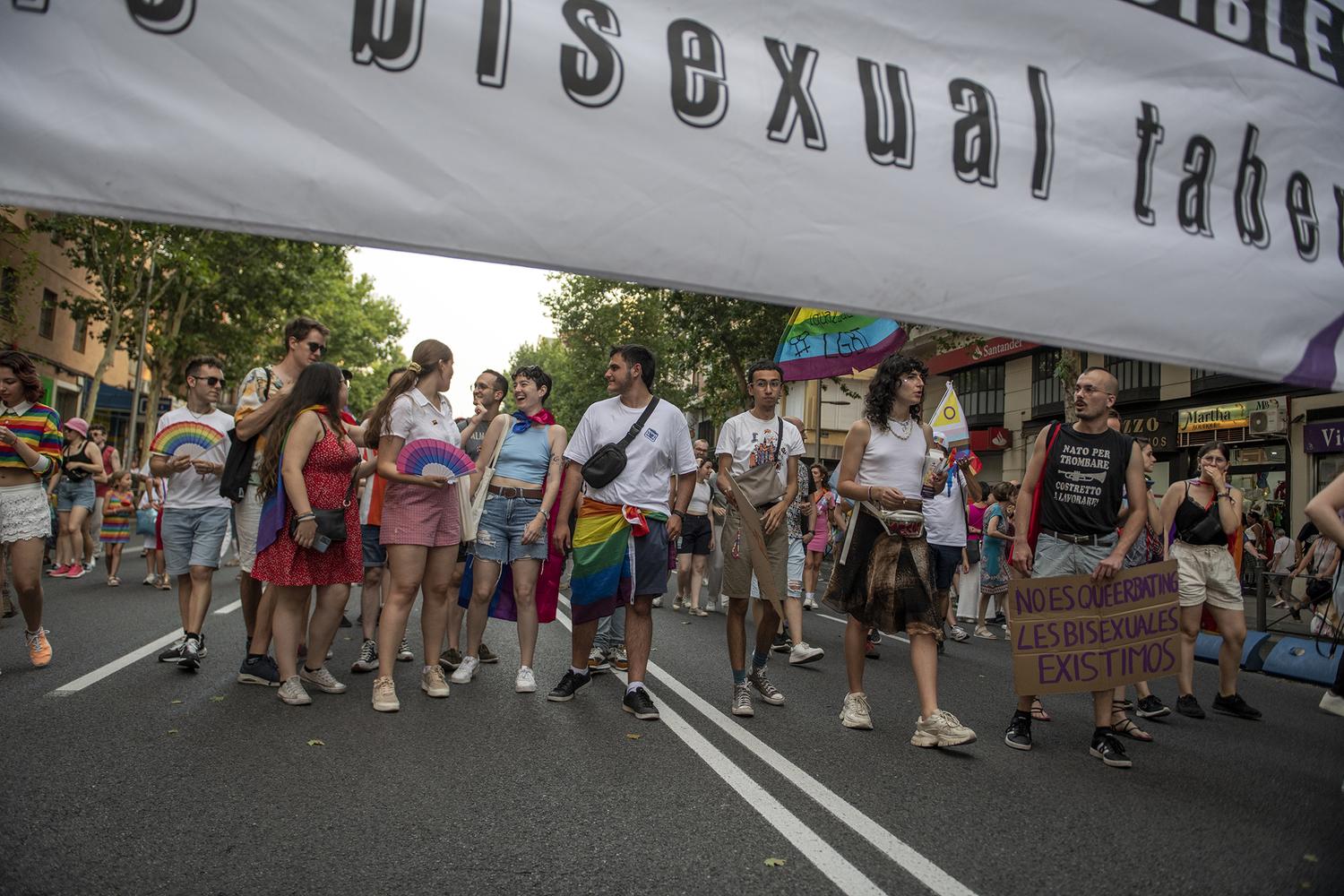 El bloque bisexual tras su pancarta. ÁLVARO MINGUITO