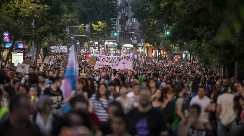 La manifestación congregó a miles de personas durante su recorrido, ocupando por completo la calzada de la principal arteria del barrio de Tetuán. ÁLVARO MINGUITO