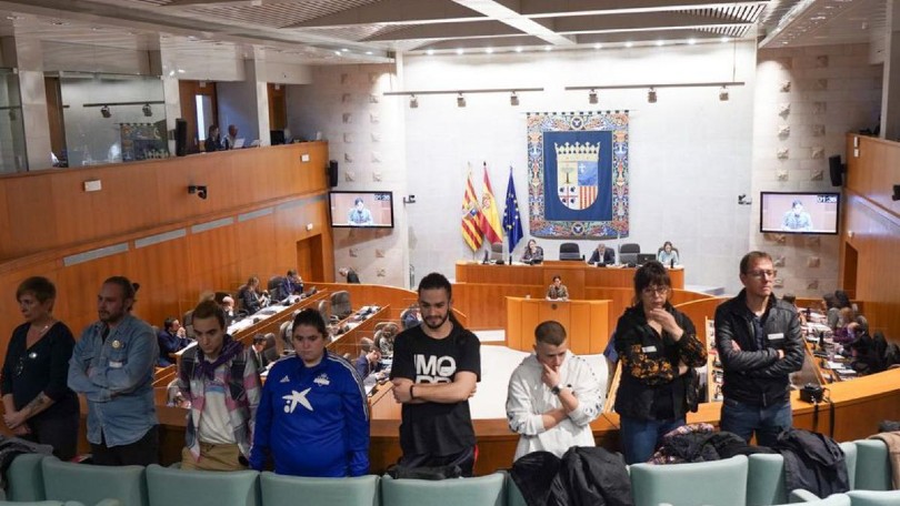 Miembros del colectivo LGTBI, de espaldas en las Cortes de Aragón el 1 de diciembre cuando Vox quiso derogar la ley trans en Aragón. | CORTES DE ARAGÓN