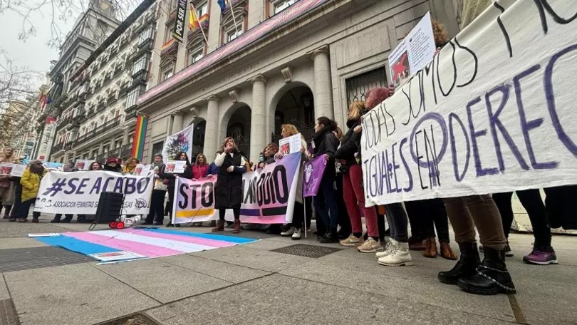 Colectivos trans se concentran frente al Ministerio de Igualdad para pedir el cese de Isabel García. Foto: PÚBLICO