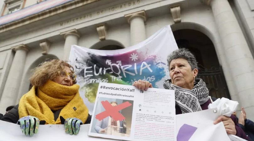 Concentración de diversos colectivos LGTBIQA+ contra el nombramiento de Isabel García como directora del Instituto de las Mujeres el pasado 9 de enero en la entrada del Ministerio de Igualdad en Madrid. | Mariscal - EFE
