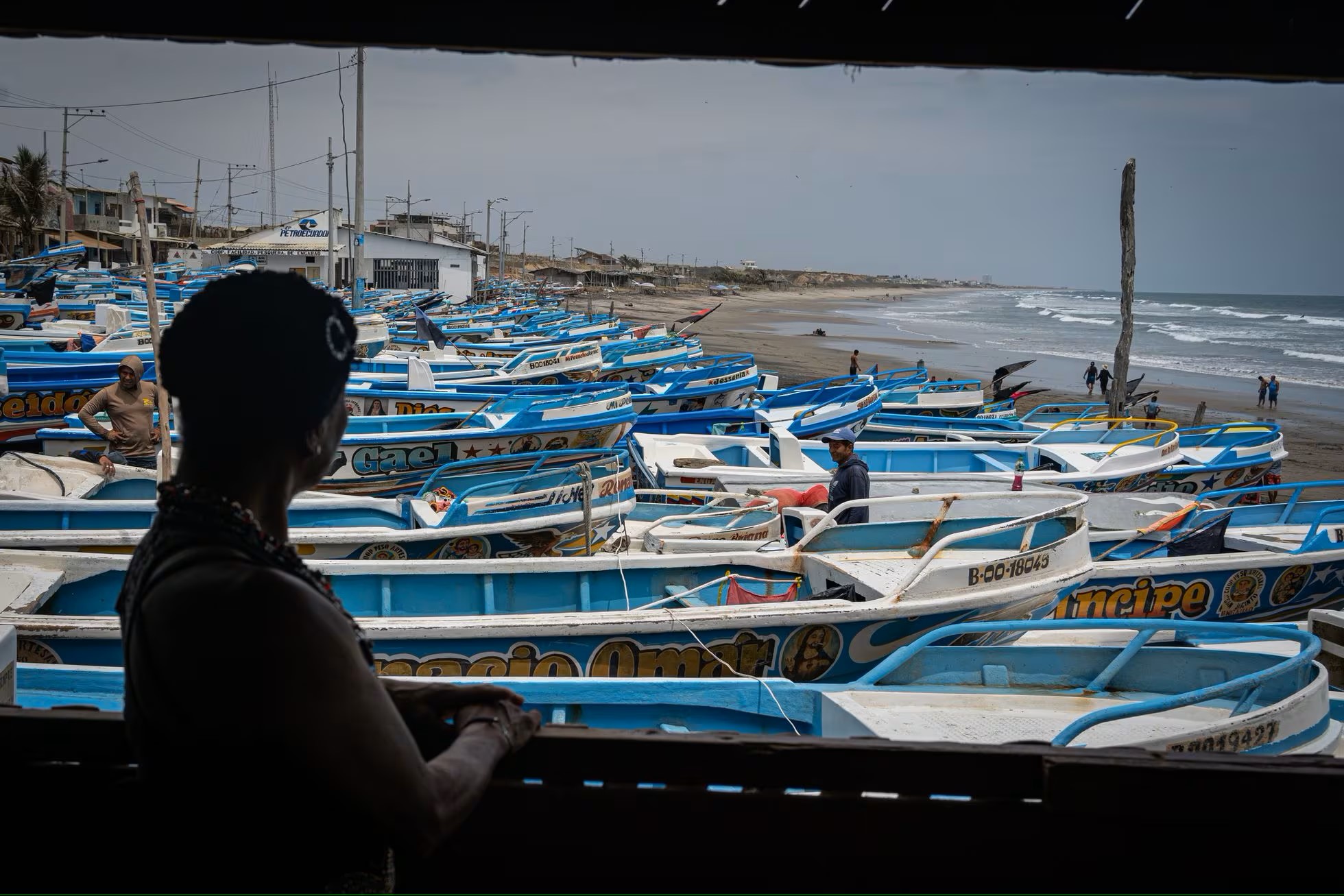 5. Vicky, que observa desde la ventana de su tienda los botes de pesca, calcula que alrededor de 30 personas trans trabajan actualmente como pescadoras en Engabao. La tasa de desempleo en personas trans en Ecuador es del 38%, según un estudio hecho en 2021 llamado 'Encuesta para identificar vulnerabilidades en la población LGBTIQ+', en el que colaboraron organizaciones como Fundación Mujer&Mujer, el Consejo Nacional para la Igualdad de Género y el Fondo de Población de las Naciones Unidas (UNFPA, por sus siglas en inglés). El porcentaje en el caso de personas travestis es aún más alto: del 83%.