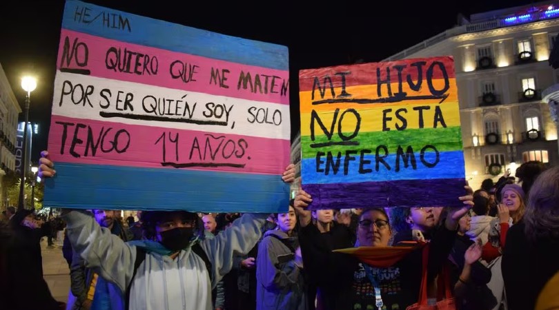 La plataforma "Ni un paso atrás" durante una protesta frente a la sede de la Comunidad de Madrid. ANA MARÍA PUENTES PULIDO