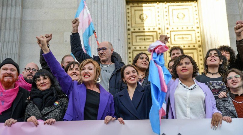 En el centro, Mar Cambrollé e Irene Montero en una concentración en diciembre de 2022 para celebrar la aprobación de la ley trans. DANI GAGO