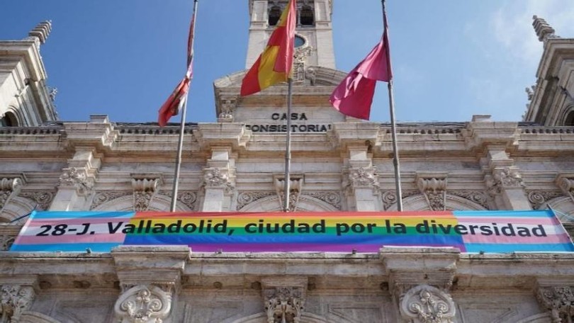 El Supremo avala que se cuelgue la bandera LGTBIQA+ en los edificios públicos durante la celebración del Orgullo