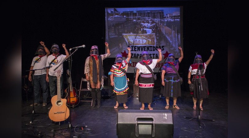 De izquierda a derecha los, las y loas integrantes del Escuadrón 241, Felipe, Bernal, Marijose, Yuli, Ximena, Carolina y Lupita, saludan a las personas congregadas en el Teatro del Barrio con motivo de su paso por Madrid, en julio de 2021. ELVIRA MEGÍAS