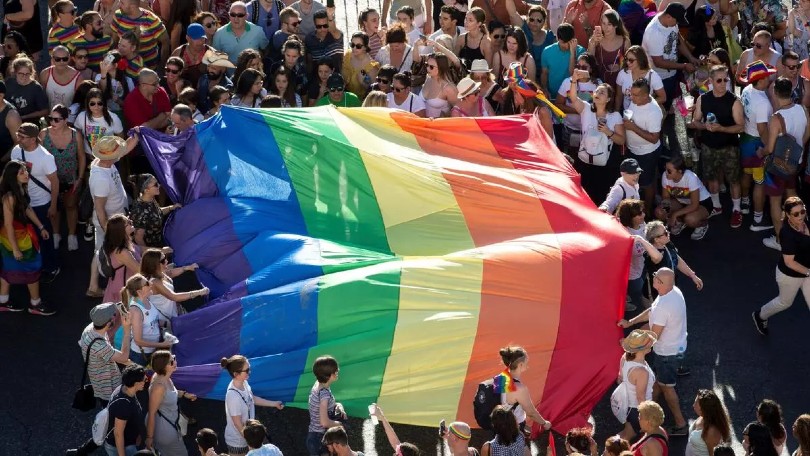 Catalunya aprueba una nueva ley para erradicar la LGBTIQfobia con sanciones de hasta 500.000 euros