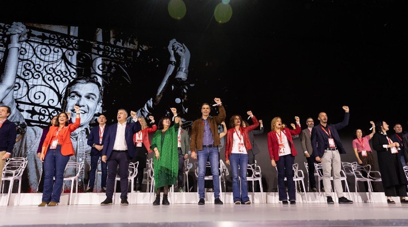 Pedro Sánchez, en el centro del grupo, en un momento del 41º Congreso del PSOE celebrado este fin de semana.