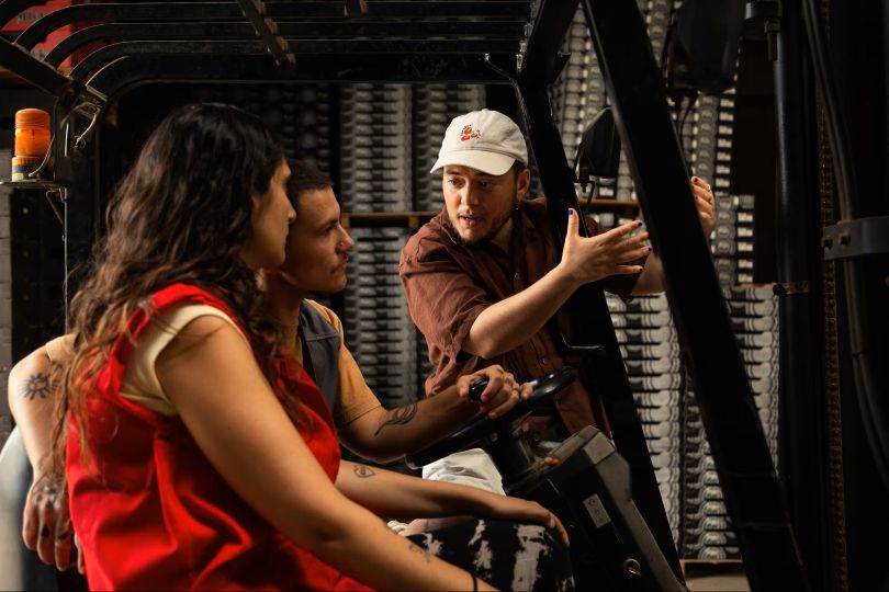 Ian de la Rosa, de pie, en el rodaje de 'Iván &amp; Hadoum' con su pareja portagonista.<br />Lluís Tudela