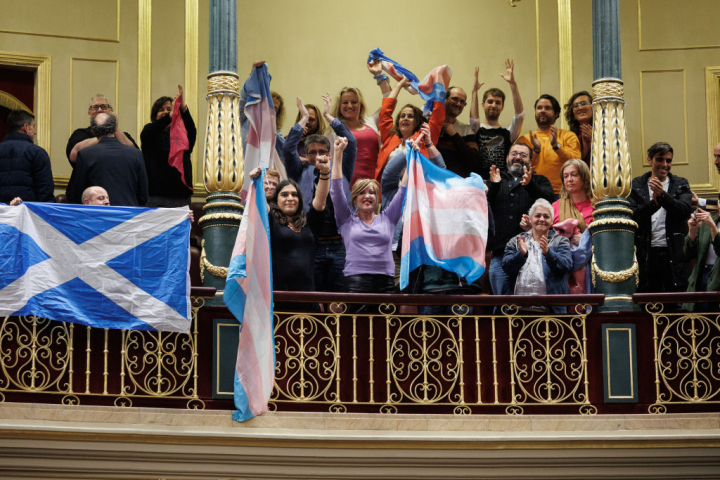 Activistas y personas trans celebran la aprobación de la ley trans en el Congreso de los Diputados. EUROPA PRESS VIA GETTY IMAGES