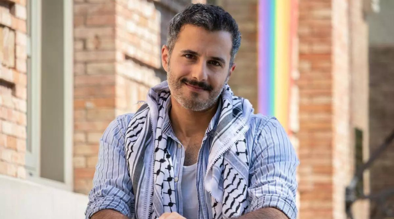 Murad Odeh, activista palestino queer frente a las puertas de Casa Árabe en Madrid. Nando Ochando