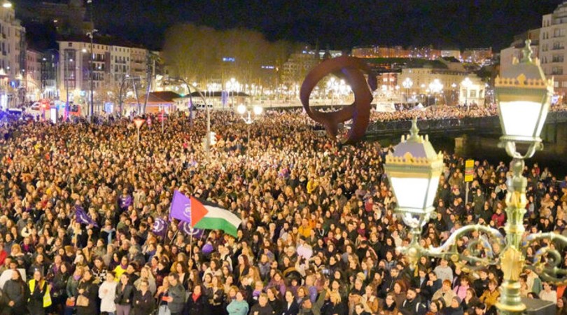 La manifestación del 8 de marzo de 2024 en Bilbao a su llegada al Ayuntamiento / Foto: JM de Pablos, El Salto
