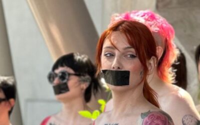 Protesta de mujeres trans frente al parlamento escocés
