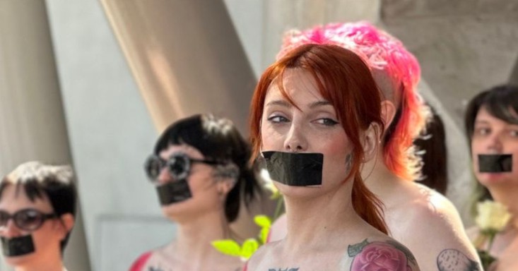 Protesta de mujeres trans frente al parlamento escocés