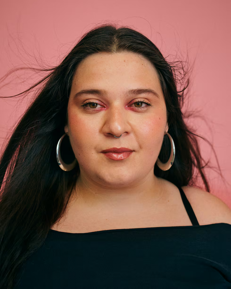 JESSE R. GARCÍA (estudiante, 19 años). Se reivindica como chica trans y bisexual. Y celebra el aumento de la visibilidad 'bi', que ve muy necesario. “Desde hace unos años, están surgiendo muchos más referentes. Es muy importante porque se nota mucho haber crecido con ellos o sin ellos”, dice la estudiante.<br />Caterina Barjau