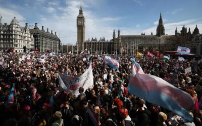 Miles de personas salen a la calle en Londres tras el dictamen del Supremo contra el colectivo trans